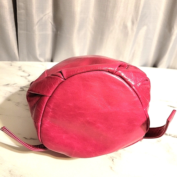 NWT HOBO 'Kiley' Fuchsia Sling Convertible Leather Backpack - Picture 5 of 8